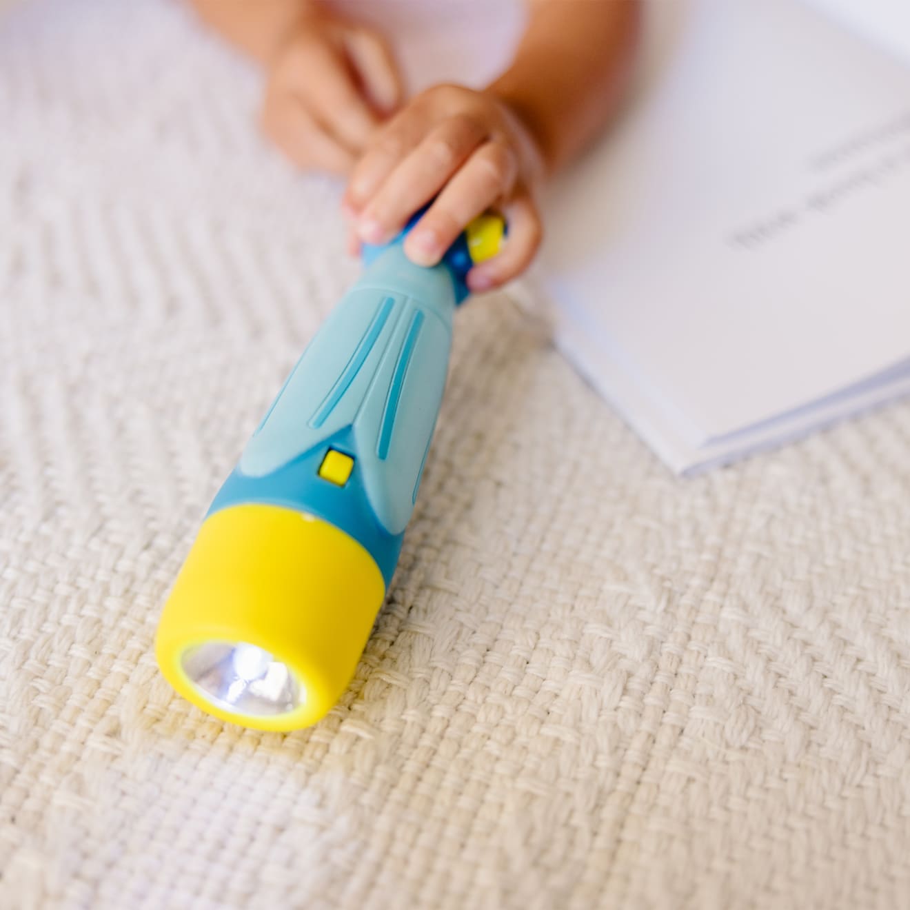 Melissa & Doug Flash Firefly Flashlight - Image 5